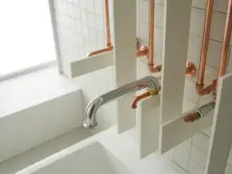 Jak skutecznie zamaskować rury CO i poprawić wygląd wnętrza