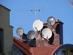 Antena satelitarna 80 czy 100 - która zapewnia lepszy sygnał?