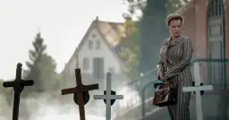 Kobieta w paski na cmentarzu, gdzieś w tle dom. Czy to scena z serialu "Ołowiane dzieci ile odcinków"?