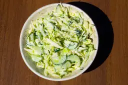 Jak zrobić surówkę z sałaty - prosta i smaczna receptura na każdy dzień