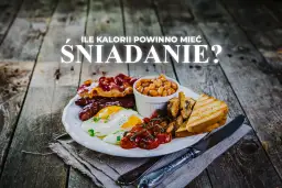 Obfite śniadanie z jajkami sadzonymi, kiełbaskami, boczkiem, fasolką i grzankami. Zastanawiasz się, ile kalorii powinno mieć śniadanie?