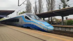 Nowoczesny pociąg Pendolino EIP stoi na peronie.