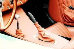 Do czego służy hamulec ręczny i jak może uratować Twój samochód