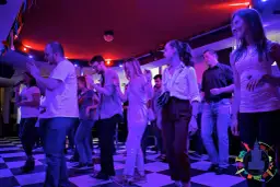 Impreza lata 80. w Warszawie: Przewodnik po stylu, muzyce i miejscach