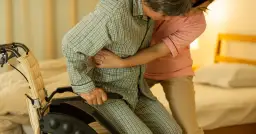 Jak podnieść osobę starszą bezpiecznie i uniknąć kontuzji