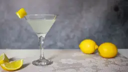 Orzeźwiający Sidecar czy klasyczny White Lady? Oba koktajle z cytryną, jeden z nich czeka na Ciebie.