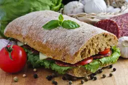 Ile kalorii ma ciabatta? Sprawdź, co może zaskoczyć w jej kaloriach