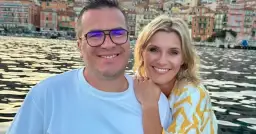 Anna Lewandowska i jej mąż cieszą się wspólnym czasem nad wodą, z malowniczym miasteczkiem w tle.