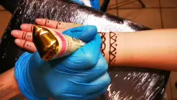 Tatuaż henną w domu: Bezpieczny poradnik krok po kroku z szablonem