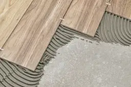 Kafelki czy panele – co wybrać, by uniknąć nieprzyjemnych niespodzianek?