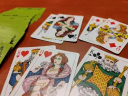 Karty do gry: Król i Dama serce, Król i Dama karo, Król trefl, zielona talia.