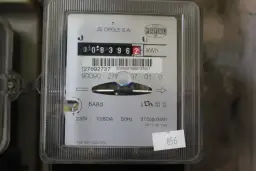 Odczyt licznika prądu krok po kroku: Zrozum swoje zużycie i rachunki.