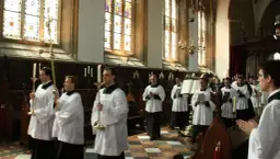 Kiedy pierwsza msza za zmarłego? Zrozum znaczenie i tradycję