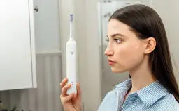 Czym się różni szczoteczka soniczna od oscylacyjnej – kluczowe różnice