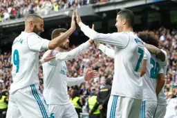 Benzema, Isco i Ronaldo, najlepsi strzelcy Realu Madryt, świętują bramkę.