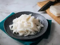 Gotowy do gotowania makaron ryżowy na talerzu. Proste wskazówki, jak ugotować makaron ryżowy, aby był idealny.