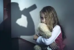 Alkoholizm ojca: Jak rozmawiać, by chronić psychikę dziecka?