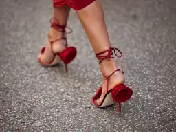 Jakie szpilki do czerwonej sukienki – unikaj modowych wpadek