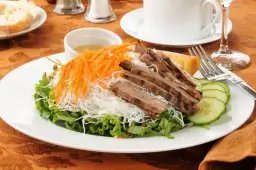 Jakie surówki do gęsi idealnie podkreślą smak pieczonego mięsa