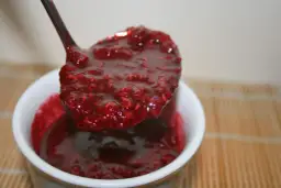 Jak zrobić sos malinowy – prosty przepis na pyszny dodatek do deserów