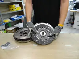 Ile wytrzymuje sprzęgło? Ekspert radzi: objawy, koszty, jak dbać