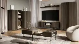 Elegancki salon z meblami w stylu quiet luxury, drewnianymi panelami i miękkim dywanem.