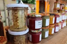 Miód na co pomaga? Odkryj jego niezwykłe właściwości zdrowotne