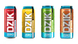 Cztery puszki napoju energetycznego "Dzik" o różnych smakach: czerwona, żółta (mango), zielona (tropic) i pomarańczowa (peach).