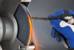 Jak naostrzyć wiertło do drewna, aby uniknąć frustracji podczas wiercenia