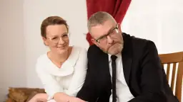 Para z okularami, ona w białej sukni, on w czarnym garniturze. Czy Grzegorz Braun ma dzieci?