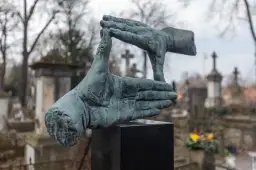 Nagrobki z rzeźbami – wyjątkowe pomniki, które wyrażają pamięć