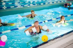Ile kosztuje nauka pływania na basenie? Ceny, które musisz znać