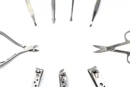 Od cęgów po frezy - jak narzędzia podologiczne pomagają dbać o zdrowie stóp?