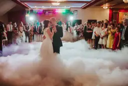 Ile kosztuje ciężki dym na wesele? Poznaj ceny i ukryte koszty