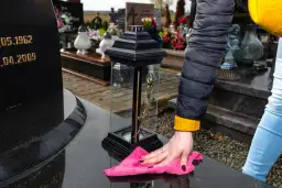 Jak usunąć plamę po wosku na pomniku bez uszkodzenia kamienia