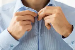 Guziki w koszulach: Dlaczego damskie po lewej, męskie po prawej?