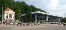 Uzdrowisko z pijalnią wód i parkiem, oferujące piękne walory turystyczne Polski.