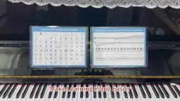 Na fortepianie leżą karty z wiedzą o kluczu i klawiszach fortepianu. Widoczne są oznaczenia dynamiki, np. "pf" (piano forte), co oznacza ciche, a potem głośne zagranie.