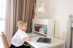 Jakie krzesło do biurka dla dziecka bez kółek zapewni bezpieczeństwo?