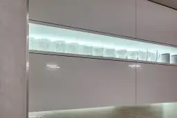 Oświetlenie LED pod szafkami: zrób to sam! Poradnik krok po kroku