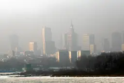 Dlaczego w Warszawie jest smog? Niska emisja, auta i pogoda