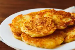 Jakie przyprawy do placków ziemniaczanych, by uniknąć mdłego smaku?