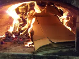 Czy można palić kartony w kominku? Dowiedz się o niebezpieczeństwie!