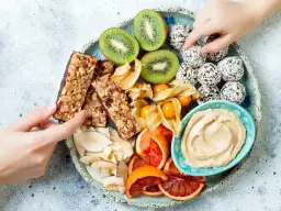 Zdrowe przekąski na diecie: 100 kcal, przepisy i porady. Chudnij bez głodu!