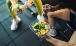 Czy trzeba jeść po treningu? Korzyści, konsekwencje i najlepsze posiłki potreningowe