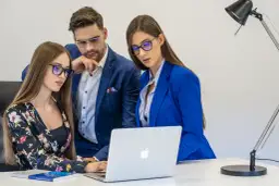 Jak zadbać o swoje oczy przy pracy przed komputerem?