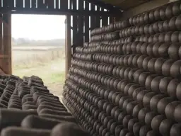 Jak przechowywać brykiet torfowy, aby uniknąć wilgoci i strat jakości