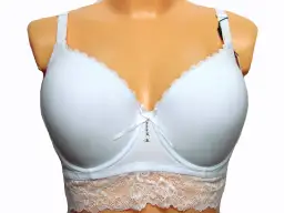 Biały biustonosz z koronkowym dołem i ozdobnym wisiorkiem na środku.