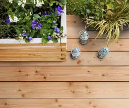 Najlepsze materiały na podłogę na balkon, które przetrwają każdą pogodę