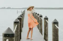 Morelowa sukienka: Jakie buty? Poradnik stylistki na każdą okazję.